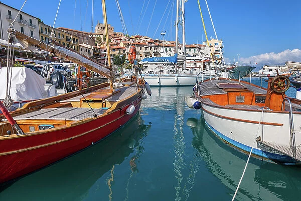 Italy, Tuscany, Meditrranean Sea, Argantario Peninsula, Porto S. Stefano town, harbor