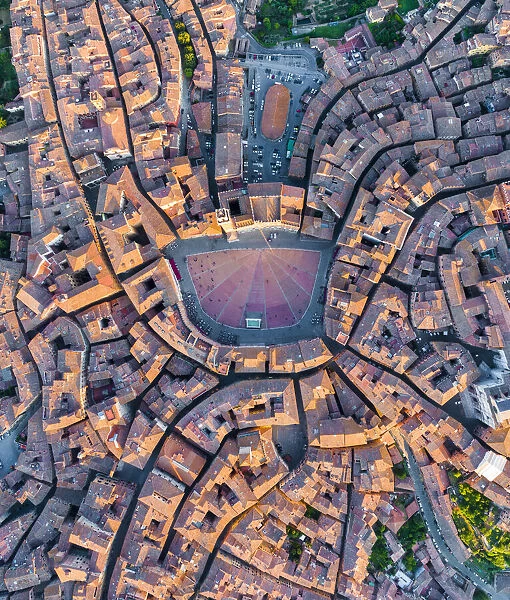 Italy, Tuscany, Siena, Piazza del Campo and city center