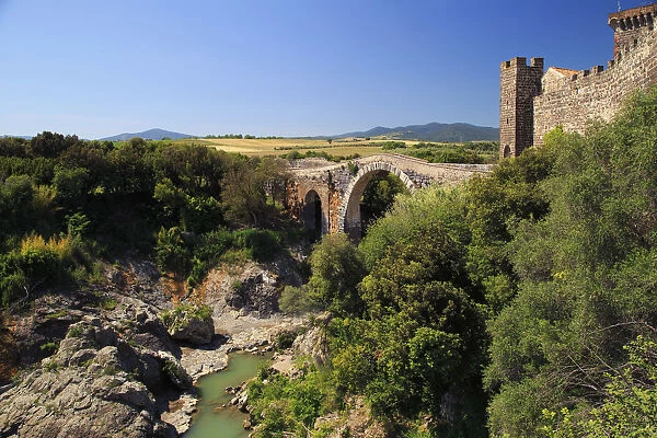Italy, Tuscany, Vulci, Castello dell Abbadia e Ponte del Diavolo