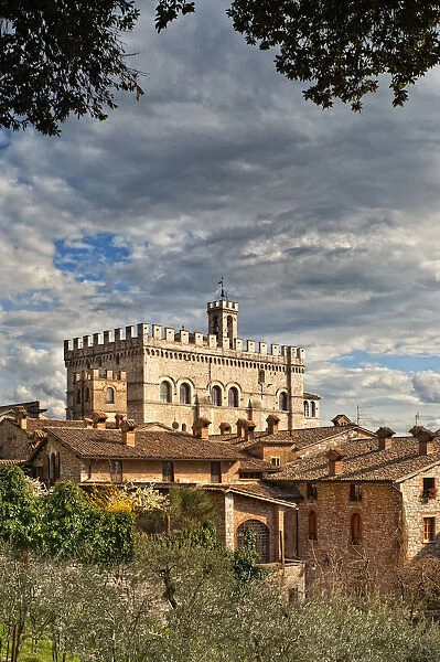 Italy, Umbria, Perugia district, Gubbio; View of Palazzo dei Consoli