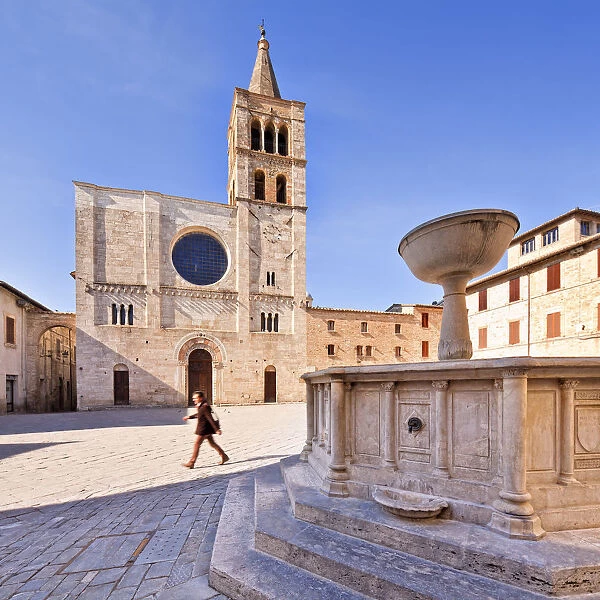 Italy, Umbria, Perugia district, Bevagna. Piazza Silvestri and San Michele Cathedral