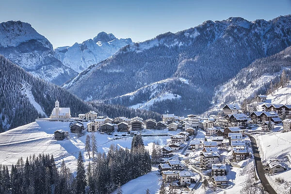 Italy, Veneto, Belluno, Agordino, alpine village of Colle Santa Lucia in winter