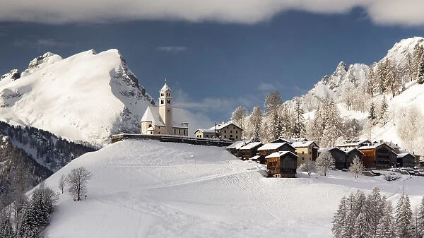 Italy, Veneto, Dolomites, Colle di Santa Lucia in the snow