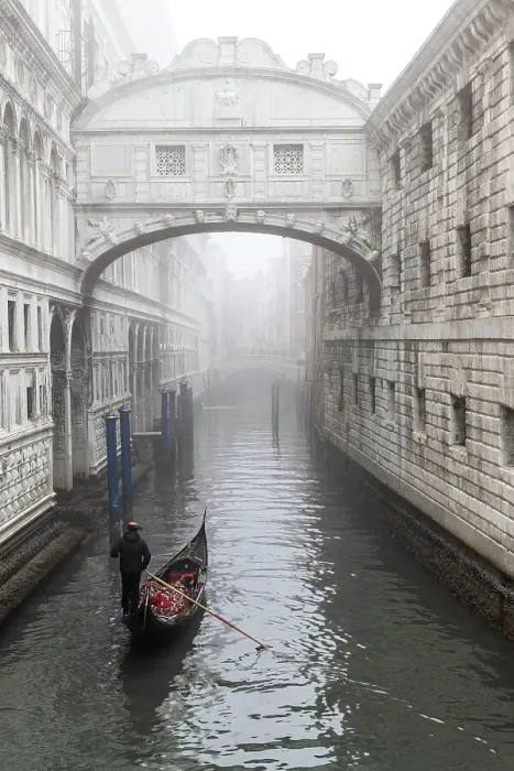 Framed Print : Italy, Veneto, Venice, a gondola moves towards the bridge of Sighs on a foggy day Framed Print : Italy, Veneto, Venice, a gondola moves towards the bridge of Sighs on a foggy day