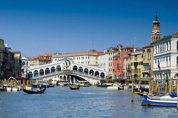 Italy, Veneto, Venice, Rialto Bridge over Grand Canal