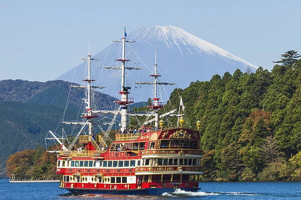 Japan, Honshu, Fuji-Hakone-Izu National Park, Lake Ashinoko and Mt