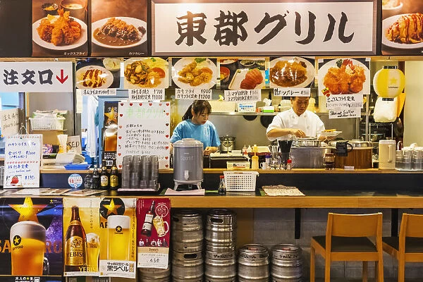 Japan, Honshu, Tokyo, Tsukiji, Tsukiji Outer Market, Seafood Restaurant with Customers