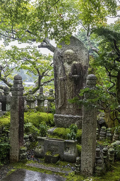 Japan, Kyoto, Arashiyama, Adashino Nenbutsu-Ji Temple, - Buddhist statue at the entrance
