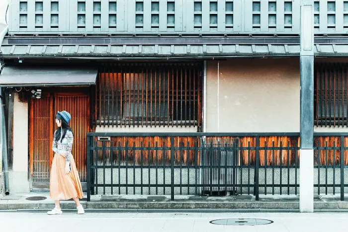 Framed Print : Japanese girl in front of a typical traditional building in Kyoto