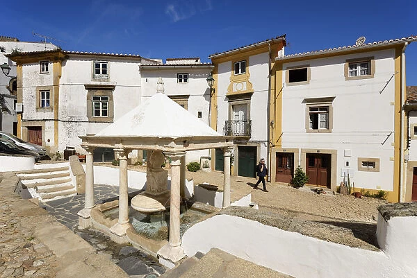 The jewish quarter and the manueline fountain in the historical village of Castelo