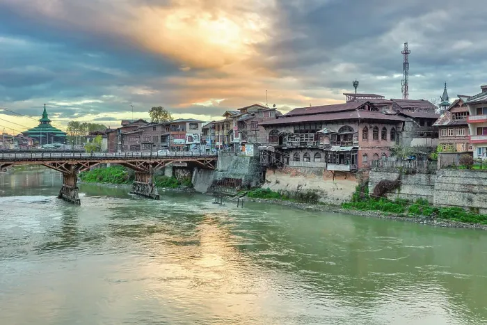 Framed Print : Jhelum River, Srinagar, Kashmir, India Framed Print : Jhelum River, Srinagar, Kashmir, India