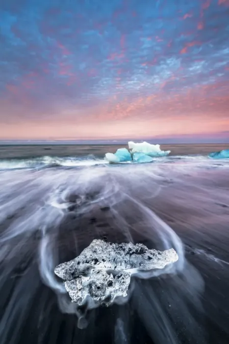 Framed Print : Jokulsarlon glacier lagoon, East Iceland. Blocks of ice on the black beach
