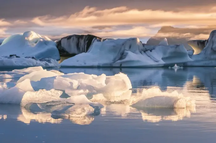Framed Print : Jokulsarlon glacier lagoon, Iceland. Blocks of ice floating in the lagoon at sunset Framed Print : Jokulsarlon glacier lagoon, Iceland. Blocks of ice floating in the lagoon at sunset