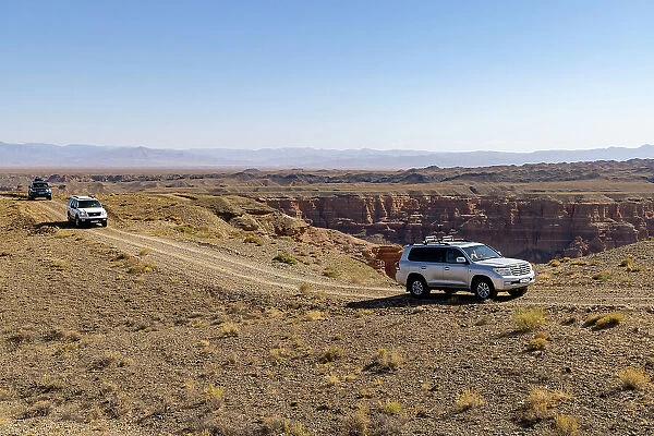 Kazakhstan, Charyn Canyon, 4-wheel drives travel through the canyon