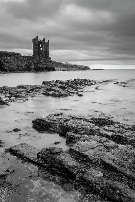 Framed Print : Keiss Castle perched precariously on the cliffs overlooking Sinclair's Bay, Caithness, Scotland. Autumn (September) 2022