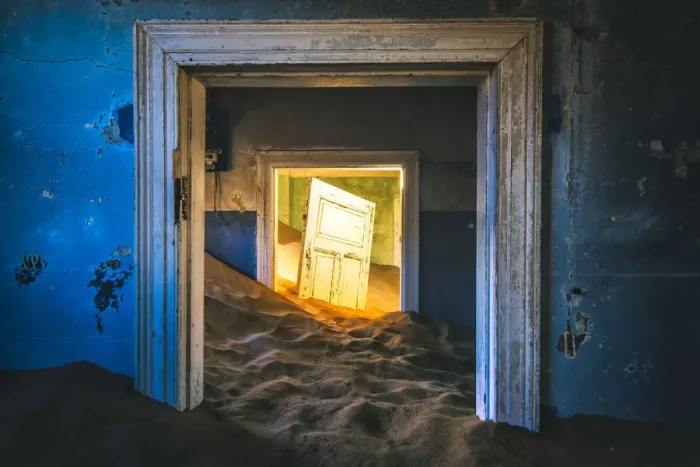 Framed Print : Kolmanskop, Luderitz, Namibia, Africa. Inside of an abandoned building