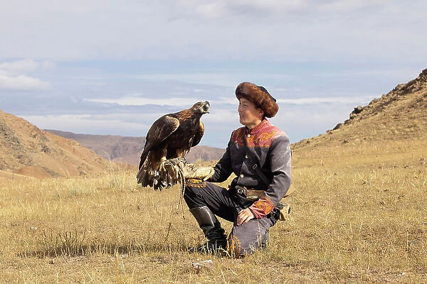 Kyrgyzstan, Issyk Kul Lake, golden eagle hunter