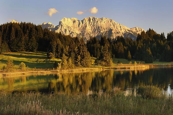 Lake Geroldsee against Karwendel range, Werdenfelser Land, Bavaria, Germany, Europe