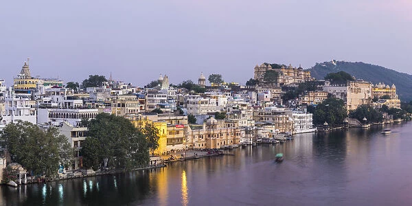 Lake Pichola and the City Palace in Udaipur, Rajasthan, India