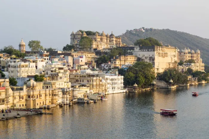 Framed Print : Lake Pichola and the City Palace in Udaipur, Rajasthan, India Framed Print : Lake Pichola and the City Palace in Udaipur, Rajasthan, India