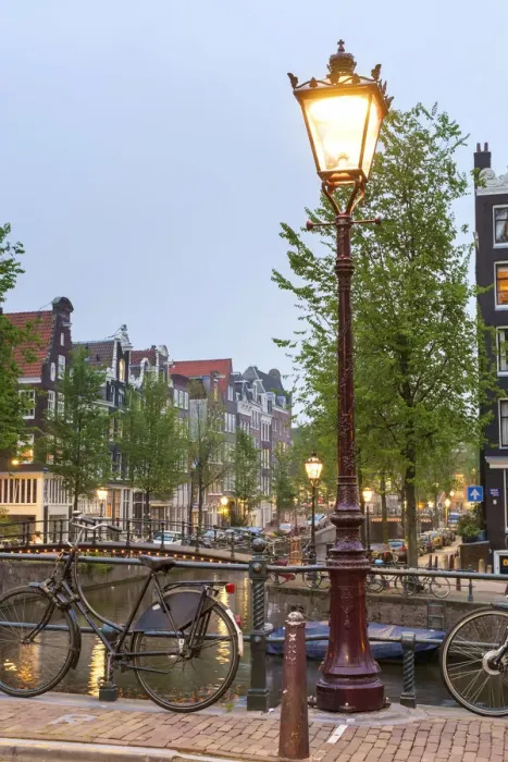 Framed Print : Lamp post on the Herengracht at the intersection with the Brouwersgracht at dusk Framed Print : Lamp post on the Herengracht at the intersection with the Brouwersgracht at dusk