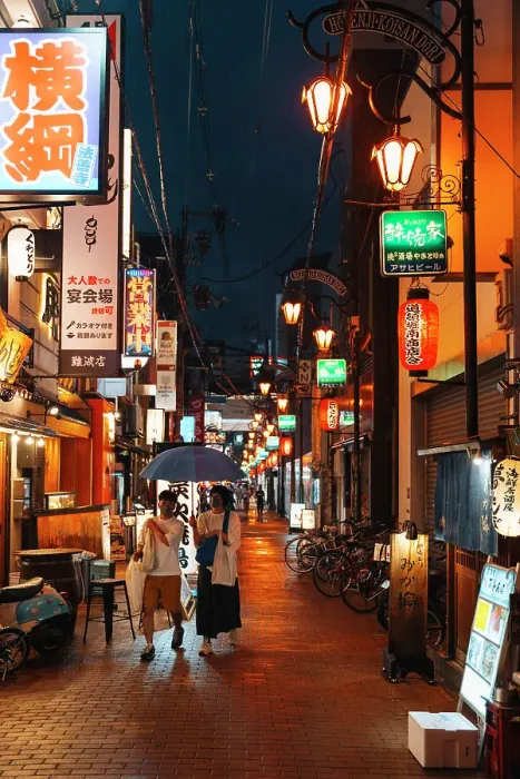 Framed Print : Lanterns and people on a rainy night in Osaka, Japan