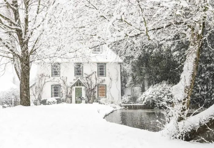Framed Print : Laurel Farmhouse, built in 1650, in the snowstorm, Totteridge, London, England Framed Print : Laurel Farmhouse, built in 1650, in the snowstorm, Totteridge, London, England