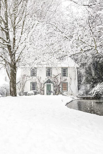 Laurel Farmhouse, built in 1650, in the snowstorm, Totteridge, London, England
