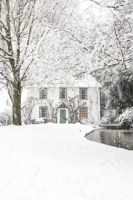 Framed Print : Laurel Farmhouse, built in 1650, in the snowstorm, Totteridge, London, England Framed Print : Laurel Farmhouse, built in 1650, in the snowstorm, Totteridge, London, England