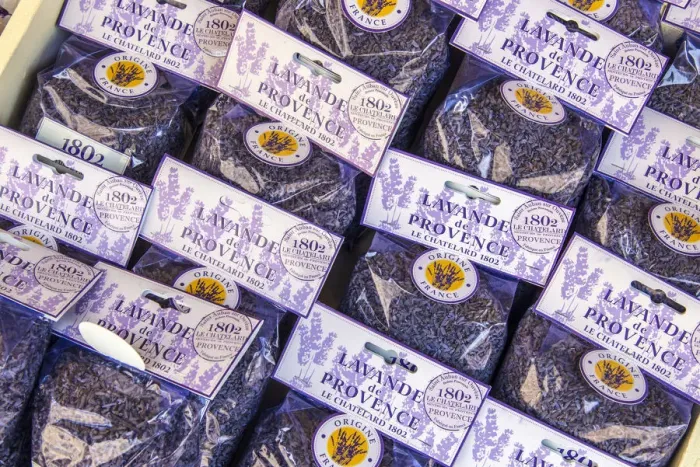 Framed Print : Lavender sachets on sale in a shop, LaaIsle-sur-la-Sorgue, Provence, France