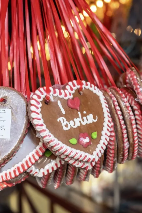 Framed Print : Lebkuchen hearts (gingerbread hearts) at a Christmas Market, Berlin, Germany Framed Print : Lebkuchen hearts (gingerbread hearts) at a Christmas Market, Berlin, Germany