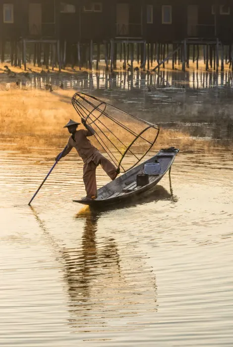 Framed Print : Leg-rowing fisherman of Inle Lake in the morning mist, Shan State, Myanmar Framed Print : Leg-rowing fisherman of Inle Lake in the morning mist, Shan State, Myanmar