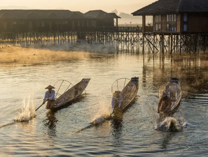 Framed Print : Leg-rowing fishermen of Inle Lake at dawn, Shan State, Myanmar Framed Print : Leg-rowing fishermen of Inle Lake at dawn, Shan State, Myanmar