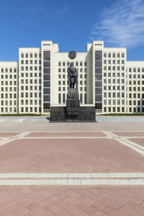 Framed Print : Lenin Statue & Government building, Independence Square, Minsk, Belarus Framed Print : Lenin Statue & Government building, Independence Square, Minsk, Belarus