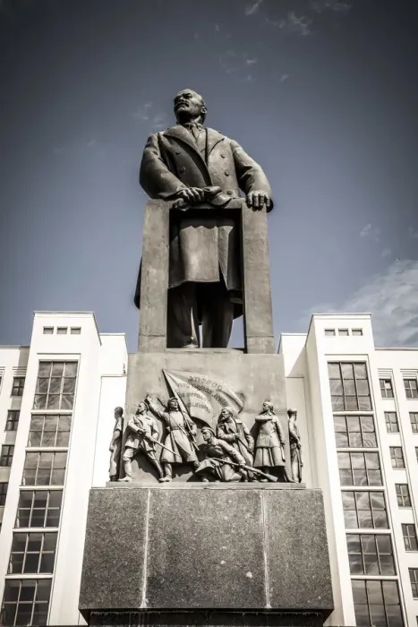 Framed Print : Lenin Statue & Government building, Independence Square, Minsk, Belarus Framed Print : Lenin Statue & Government building, Independence Square, Minsk, Belarus