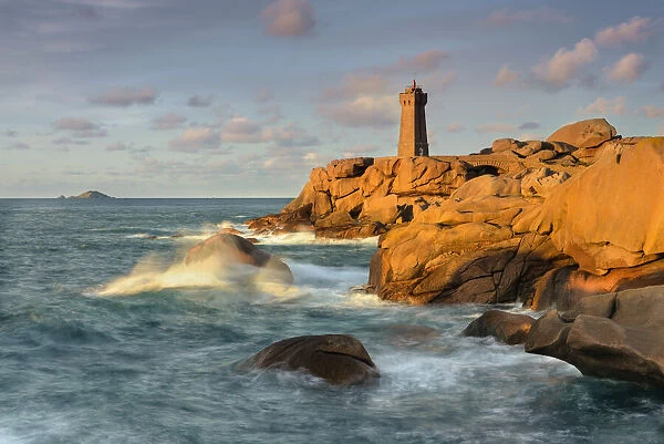 The lighthouse of Ploumanac h (Men Ruz) at rocky coast, Pointe du Squewel, Cote de Granit Rose, Ploumanach, Brittany, France