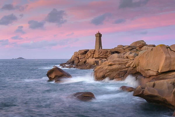 The lighthouse of Ploumanac h (Men Ruz) at rocky coast, Pointe du Squewel, Cote de Granit Rose, Ploumanach, Brittany, France