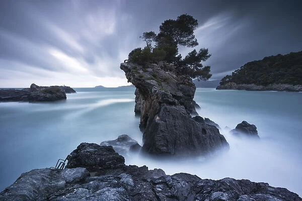 Ligurian cliffs, Eco del Mare area, Fiascherino, municipality of Lerici
