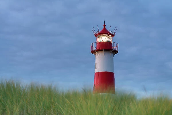 List-Ost lighthouse against cloudy sky at twilight, Ellenbogen, Sylt, Nordfriesland, Schleswig-Holstein, Germany
