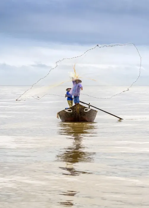 Framed Print : Local fisherman casting the fishing net from the boat, near Hoi An, Vietnam Framed Print : Local fisherman casting the fishing net from the boat, near Hoi An, Vietnam