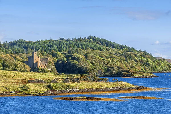 Loch Dunvegan with Dunvegan Castle, Isle of Skye, Inner Hebrides, Highlands, Scotland