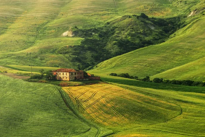 Framed Print : A lonely countryhouse in the heart of the Siena countryside during a spring afternoon Framed Print : A lonely countryhouse in the heart of the Siena countryside during a spring afternoon
