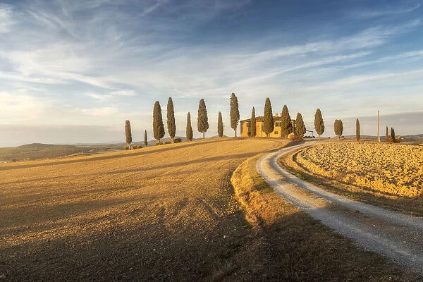 A lonely countryhouse just outside Pienza in Val d Orcia takes the last light of the day. Tuscany, Italy