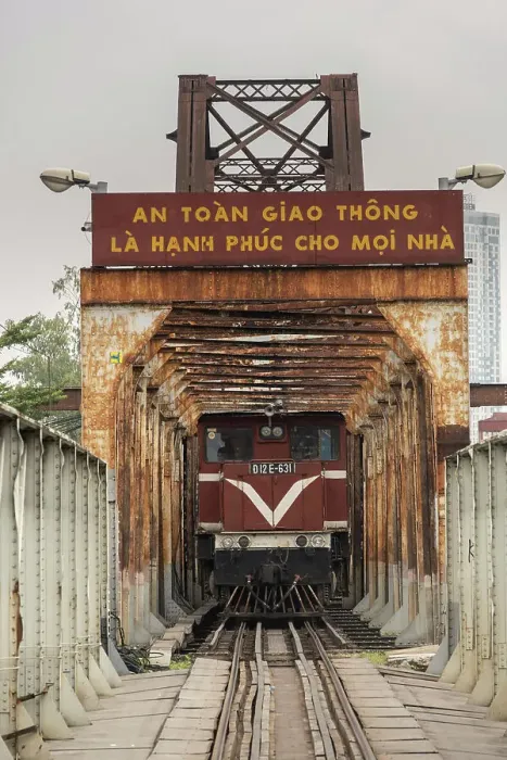 Framed Print : Long Bien Bridge over the Red River, Hanoi, Vietnam Framed Print : Long Bien Bridge over the Red River, Hanoi, Vietnam