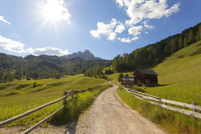 Framed Print : Longiaru, San Martino in Badia, Badia Valley, Dolomites, Bolzano province, South Tyrol, Italy. A footpath with Sass da Putia in the background