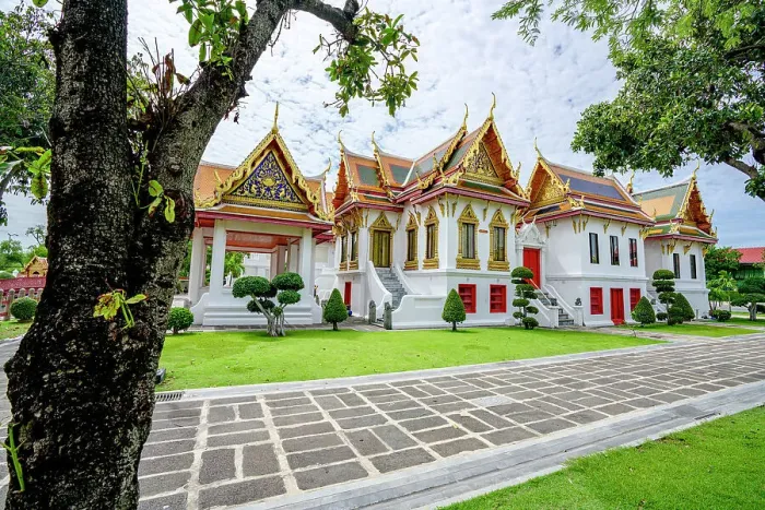 Framed Print : Lush garden path at Wat Benchamabophit temple, (Marble Temple), Bangkok, Thailand Framed Print : Lush garden path at Wat Benchamabophit temple, (Marble Temple), Bangkok, Thailand