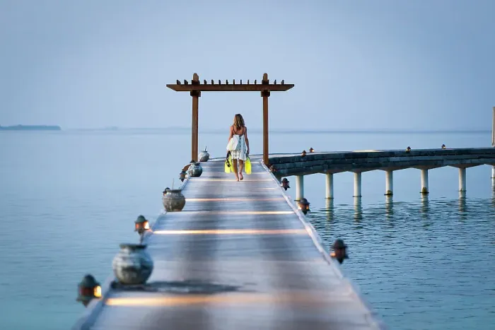 Framed Print : Maldives, Ari Atoll, Moofushi Resort, A tourist walks on the deck to Water Willas