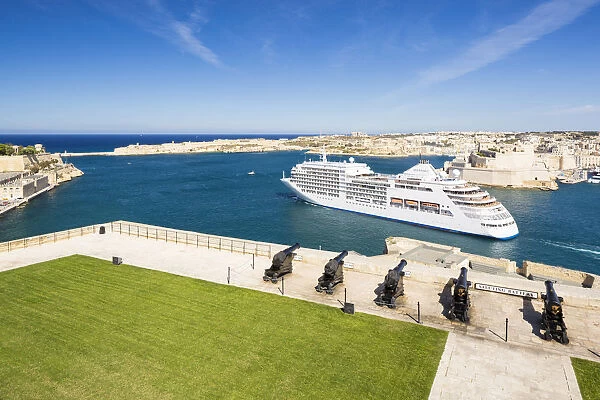 Malta, South Eastern Region, Valletta. A cruise ship departs from Grand Harbour