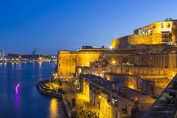 Malta, South Eastern Region, Valletta. Upper Barrakka Gardens and Grand Harbour at dusk