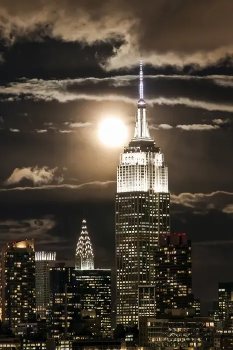 Framed Print : Manhattan, Moonrise over the Empire State Building and Midtown Manhattan looking Framed Print : Manhattan, Moonrise over the Empire State Building and Midtown Manhattan looking